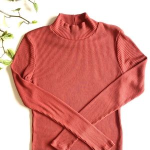 ✅ SOLD UNIQLO Deep Burnt Orange Ribbed Mock Neck Sweater, Small